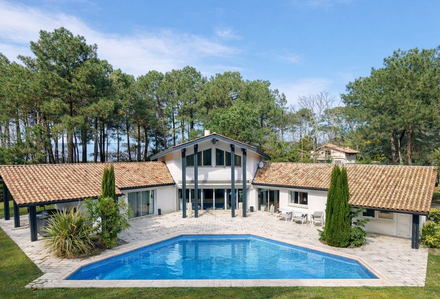 Villa — photo 1