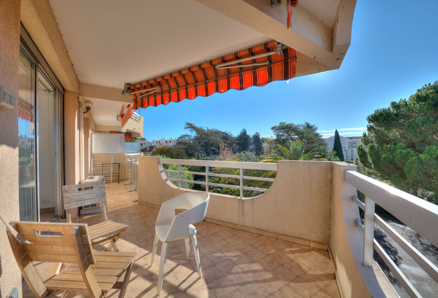 Saint-Raphaël -Appartement 4 pièces de 93,50 m² à pied du centre-ville, avec 3 terrasses, calme et sans vis-à-vis. — photo 1
