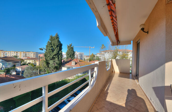 Saint-Raphaël -Appartement 4 pièces de 93,50 m² à pied du centre-ville, avec 3 terrasses, calme et sans vis-à-vis. — photo 2