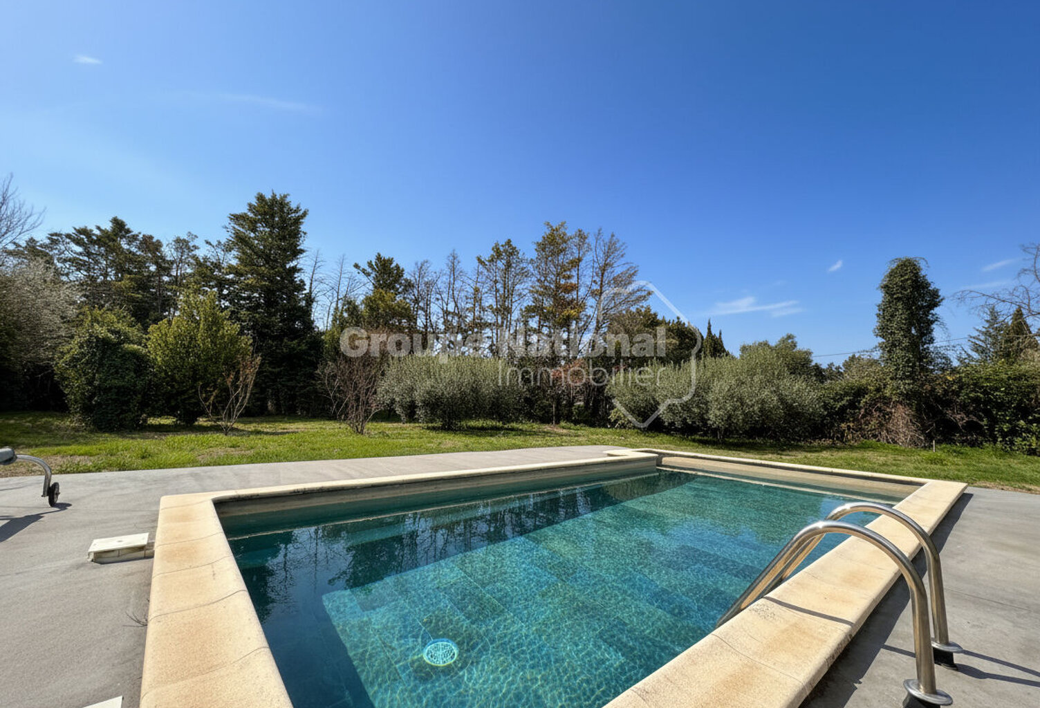 Maison avec grand terrain, piscine et hangar — photo 1