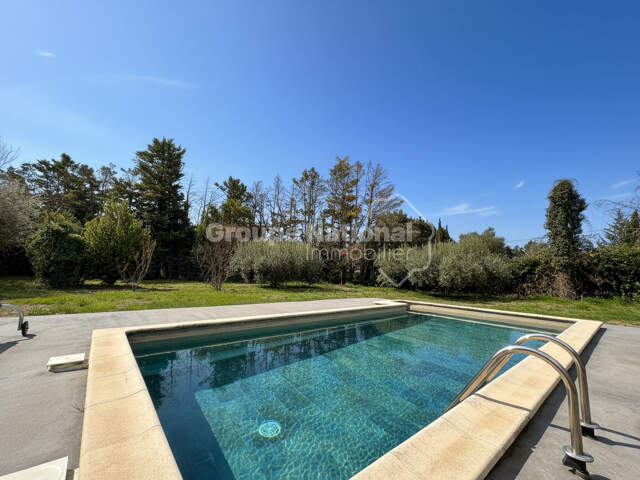 Maison avec grand terrain, piscine et hangar — photo du bien