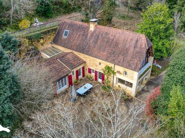 Maison en pierre de 6 pièces principales — photo du bien