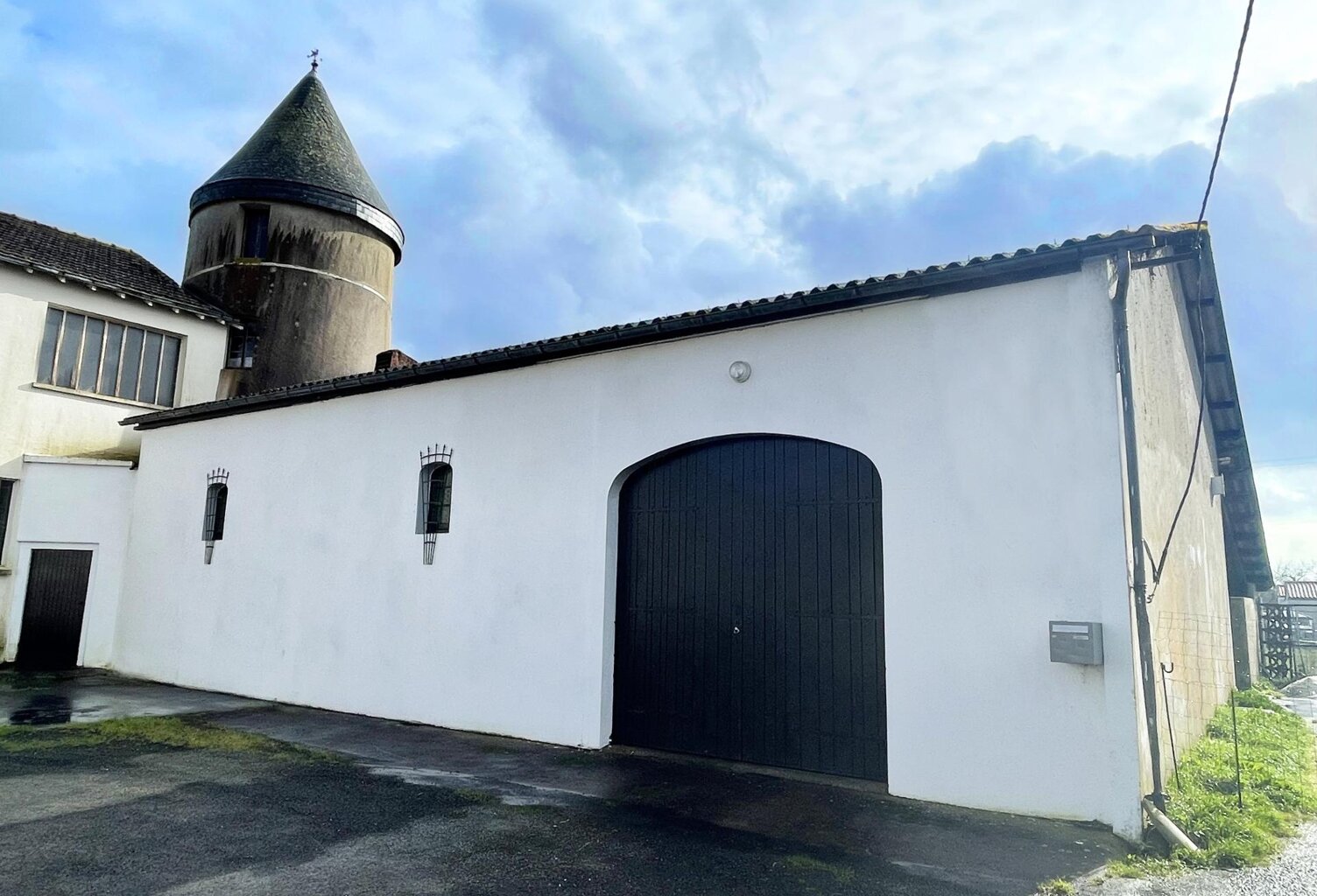 Hangar de 250 m² avec ancien moulin  Fort potentiel — photo 1