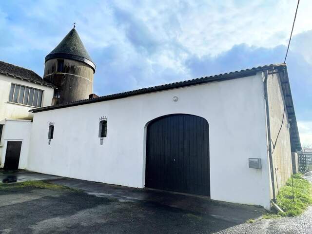 Hangar de 250 m² avec ancien moulin  Fort potentiel — photo du bien