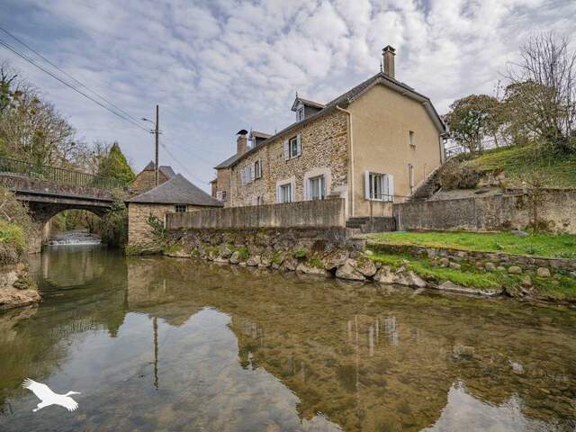 Maison en pierre de 7 pièces principales — photo du bien