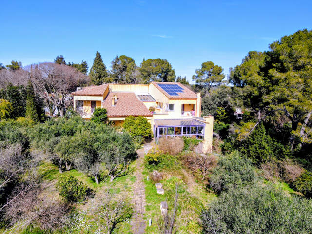 Maison d'architecte de 295m2 + dépendances, sur les hauteurs, proche route d'Uzès.... — photo du bien