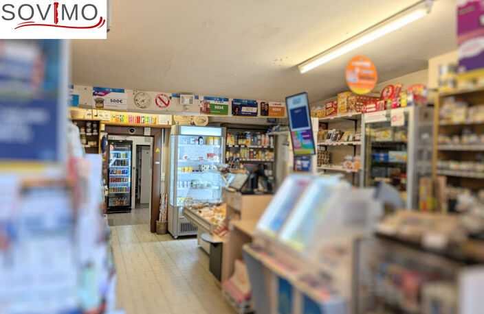 DANS UN JOLIE BOURG, IMMEUBLE LOUÉ AVEC LOCAL COMMERCIAL EN — photo 2