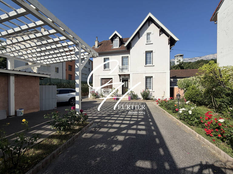 LE PONT DE CLAIX Maison type 7 pièces plus appartement T2 — photo 1
