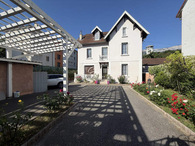 LE PONT DE CLAIX Maison type 7 pièces plus appartement T2 — photo du bien