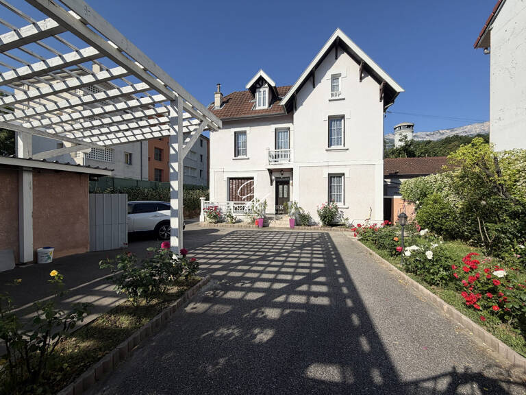 LE PONT DE CLAIX Maison type 7 pièces plus appartement T2 — photo 1