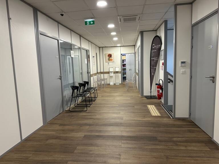 Bureaux à louer CHASSE SUR RHONE (38), bureaux de 36m², en 3 bureaux de 12m2 chacun, à louer dans centre médical avec du stationnement et une très belle visibilité — photo 1