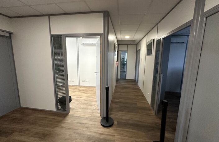 Bureaux à louer CHASSE SUR RHONE (38), bureaux de 36m², en 3 bureaux de 12m2 chacun, à louer dans centre médical avec du stationnement et une très belle visibilité — photo 2