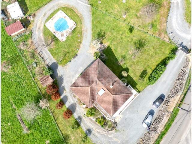 Dpt Dordogne (24), à vendre proche de THIVIERS plain-pied 3 chambres sur sous-sol P8 de 177 m² - Terrain de 2142 m² - Studio Indépendant — photo du bien
