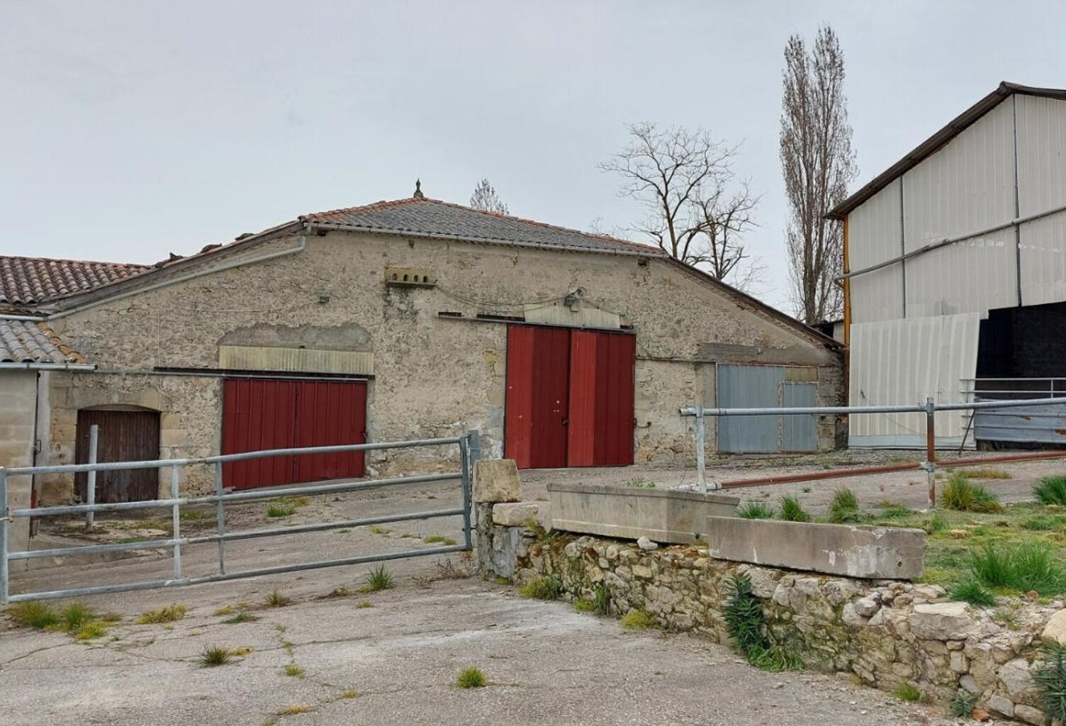 Corps de ferme en pierre 300m²  à  réhabiliter + hangars sur terrain de 6500 m² — photo 1