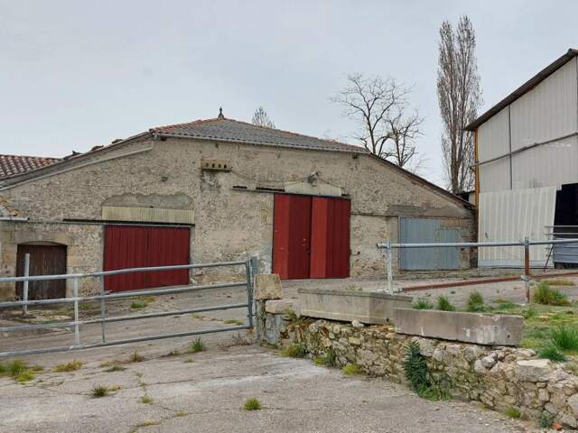 Corps de ferme en pierre 300m²  à  réhabiliter + hangars sur terrain de 6500 m² — photo du bien