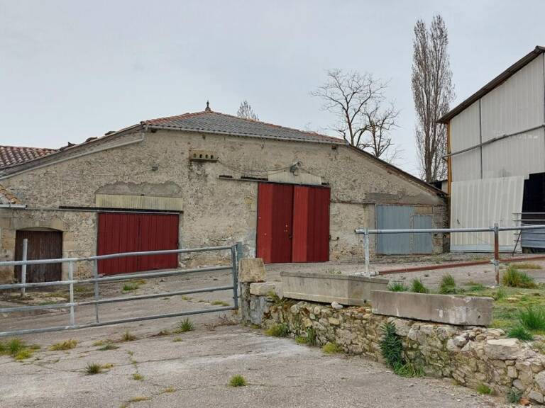 Corps de ferme en pierre 300m²  à  réhabiliter + hangars sur terrain de 6500 m² — photo 1
