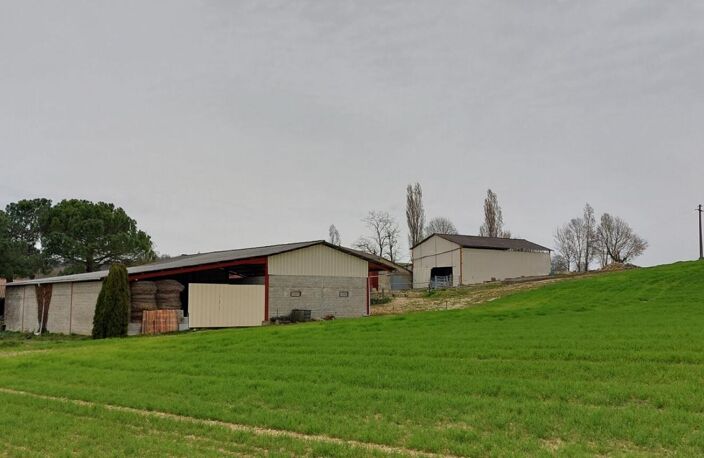 Corps de ferme en pierre 300m²  à  réhabiliter + hangars sur terrain de 6500 m² — photo 2
