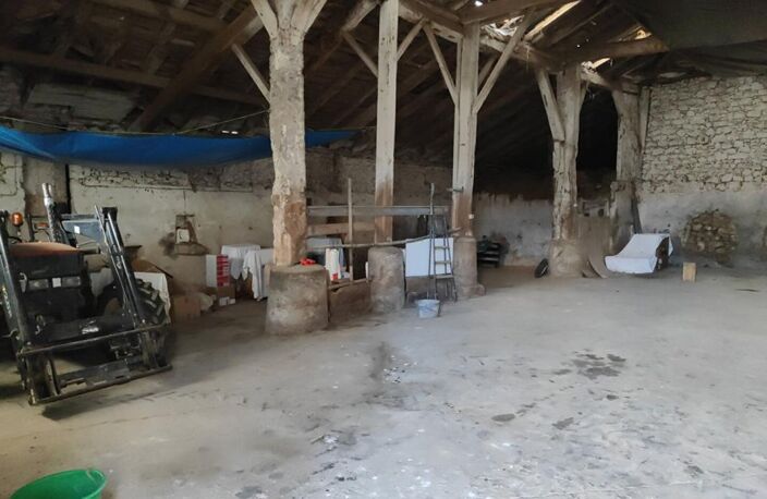 Corps de ferme en pierre 300m²  à  réhabiliter + hangars sur terrain de 6500 m² — photo 4