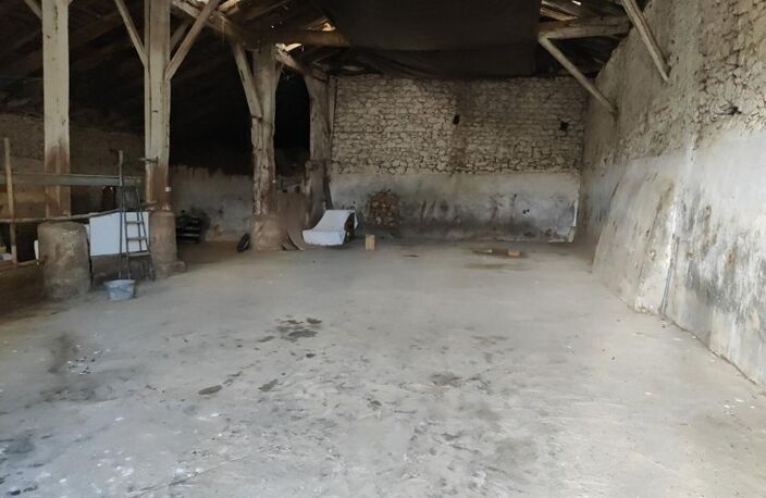Corps de ferme en pierre 300m²  à  réhabiliter + hangars sur terrain de 6500 m² — photo 5