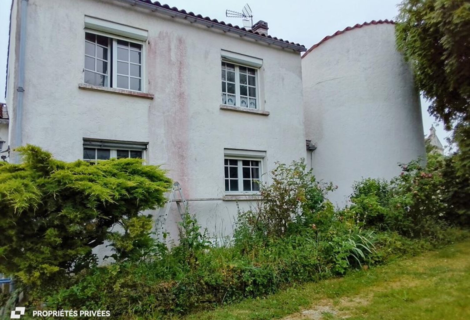 Spacieuse maison de 150m² sur un vaste terrain de 1216 m², idéale pour des projets d'extension  578 000 FAI — photo 1