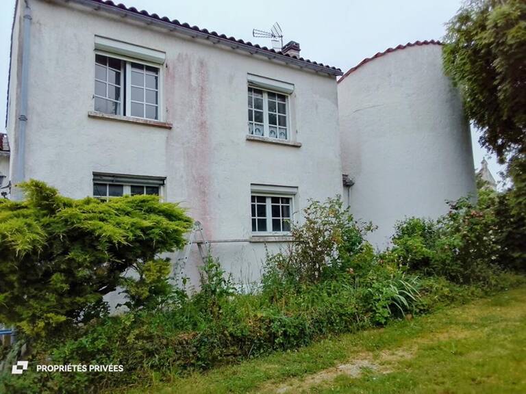 Spacieuse maison de 150m² sur un vaste terrain de 1216 m², idéale pour des projets d'extension  578 000 FAI — photo 1