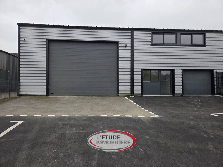 SAINTE PAZANNE : Local professionnel avec atelier-stockage e — photo 1