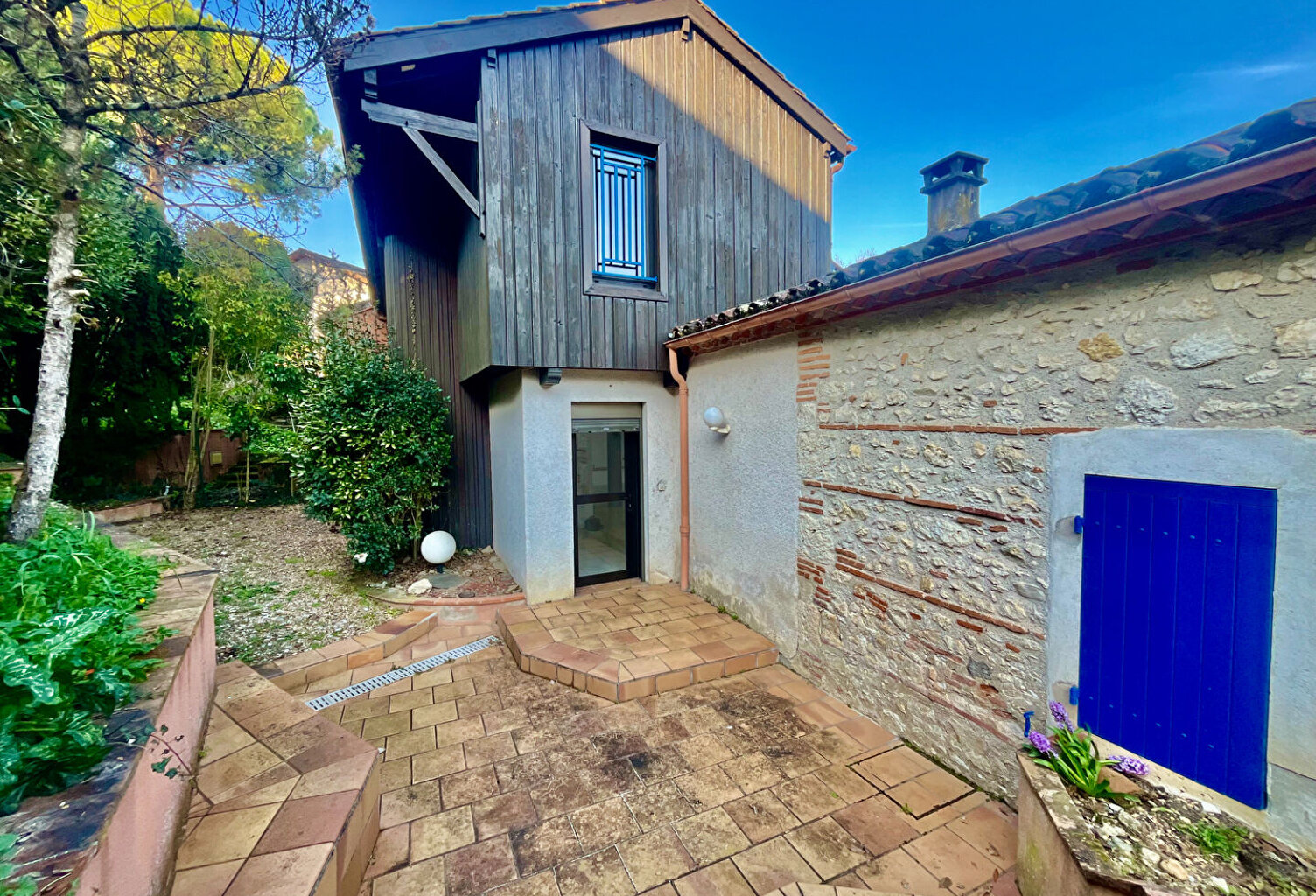 Secteur AGEN, située sur les hauteurs, venez découvrir cette jolie maison d'architecte avec vie de plain-pied offrant une surface habitable de 139,93 m² sur un terrain arboré de 1 506 m². Son emplacement est idéal, à seulement quelques minutes des commerc — photo 1