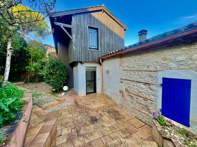 Secteur AGEN, située sur les hauteurs, venez découvrir cette jolie maison d'architecte avec vie de plain-pied offrant une surface habitable de 139,93 m² sur un terrain arboré de 1 506 m². Son emplacement est idéal, à seulement quelques minutes des commerc — photo du bien