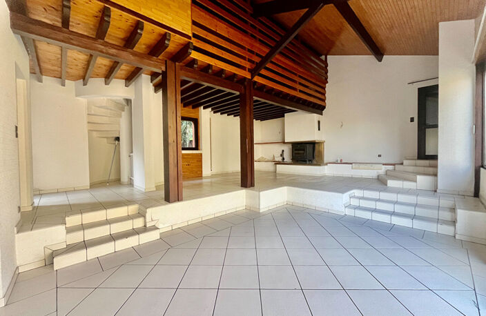 Secteur AGEN, située sur les hauteurs, venez découvrir cette jolie maison d'architecte avec vie de plain-pied offrant une surface habitable de 139,93 m² sur un terrain arboré de 1 506 m². Son emplacement est idéal, à seulement quelques minutes des commerc — photo 4