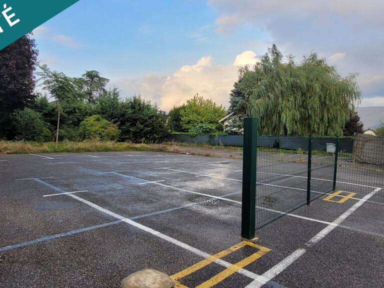 TULLINS, Terrain constructible de 1000m² — photo 1