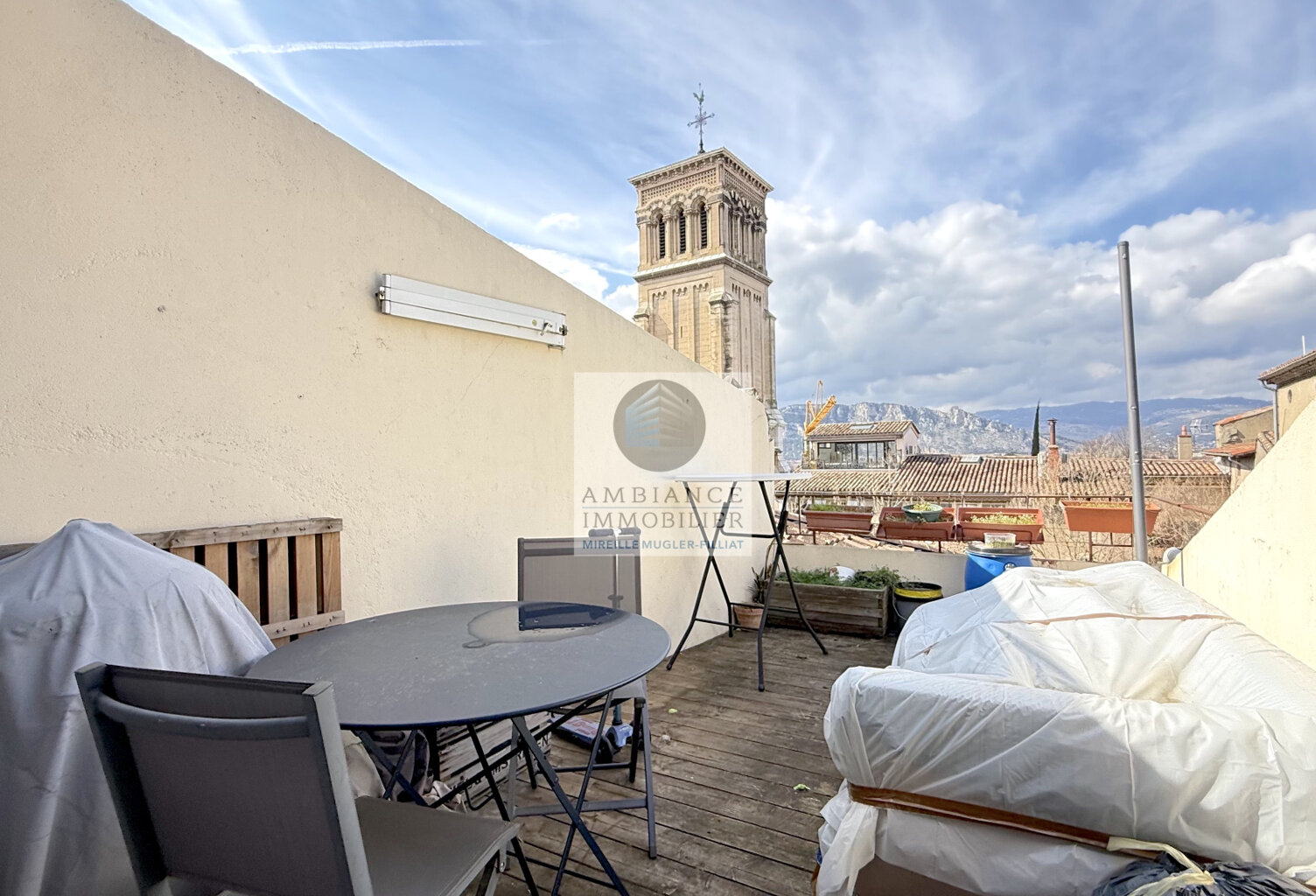 Centre historique, appartement de caractère avec terrasse — photo 1