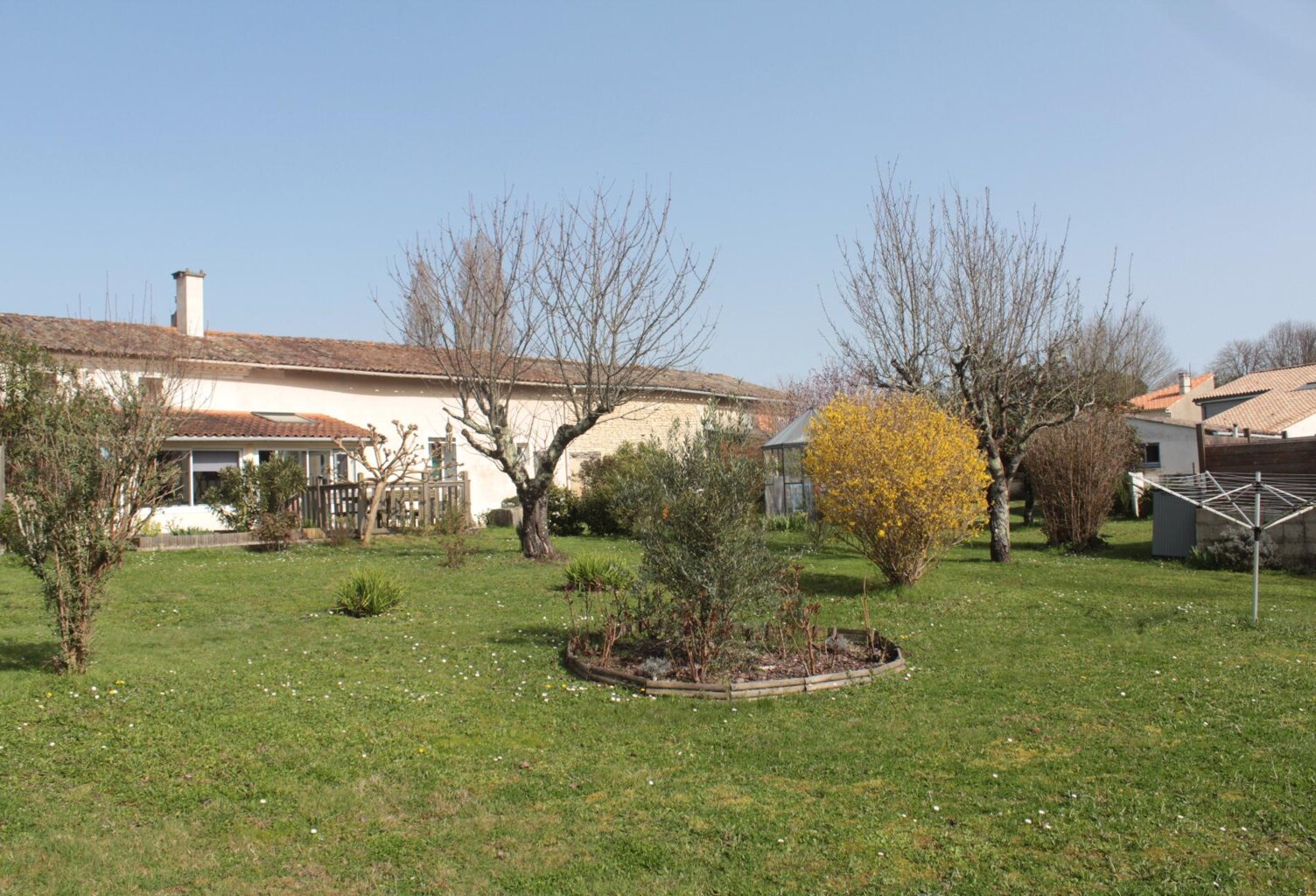 COUP DE CUR  Maison de village 133 m² sur 1 734 m² de terrain clos et arboré — photo 1