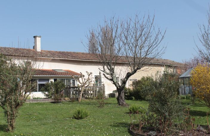 COUP DE CUR  Maison de village 133 m² sur 1 734 m² de terrain clos et arboré — photo 2