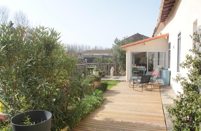 COUP DE CUR  Maison de village 133 m² sur 1 734 m² de terrain clos et arboré — photo 3