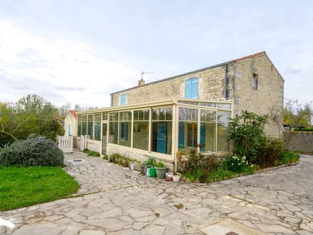 Maison en pierre de 9 pièces principales — photo du bien