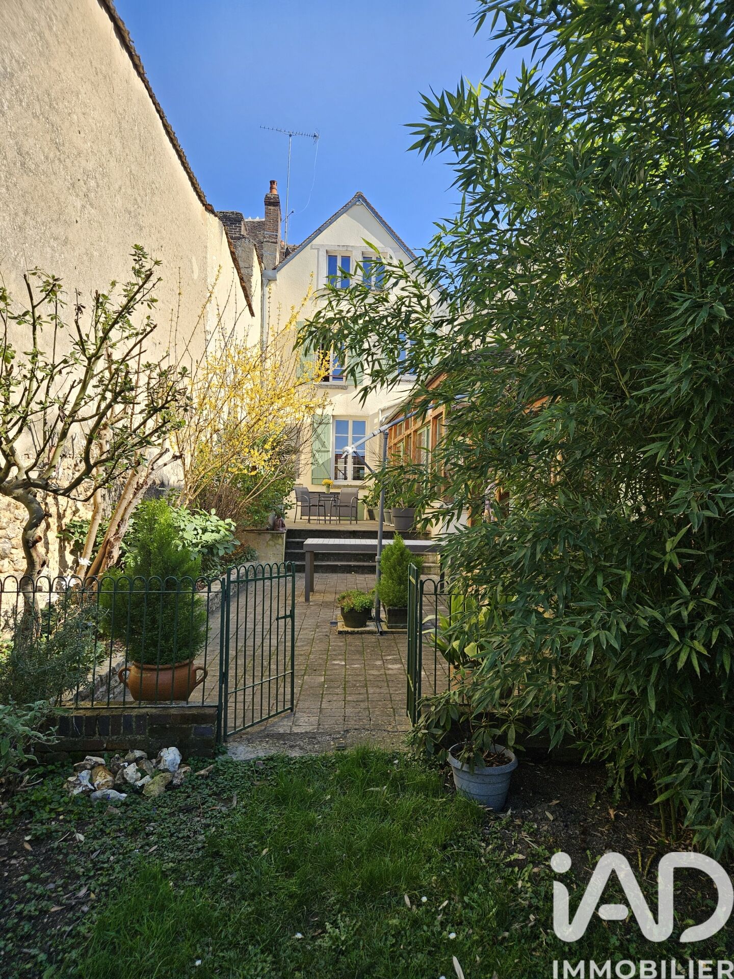 Villeneuve-Sur-Yonne - 214m² - 6p. - 4ch.