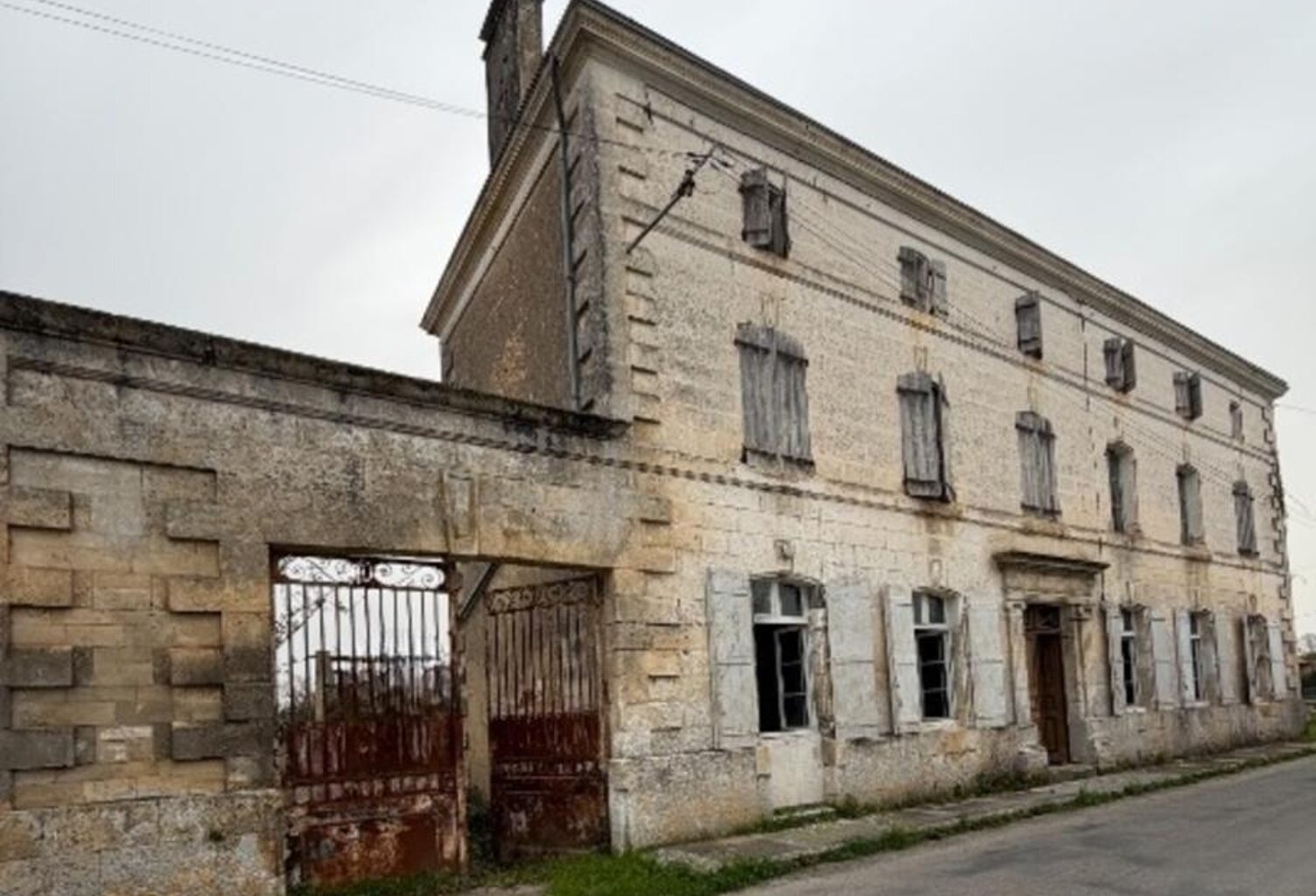 Agris. Maison de 300 m² à finir de rénover — photo 1