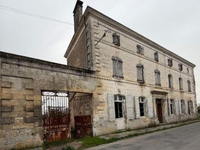 Agris. Maison de 300 m² à finir de rénover — photo du bien