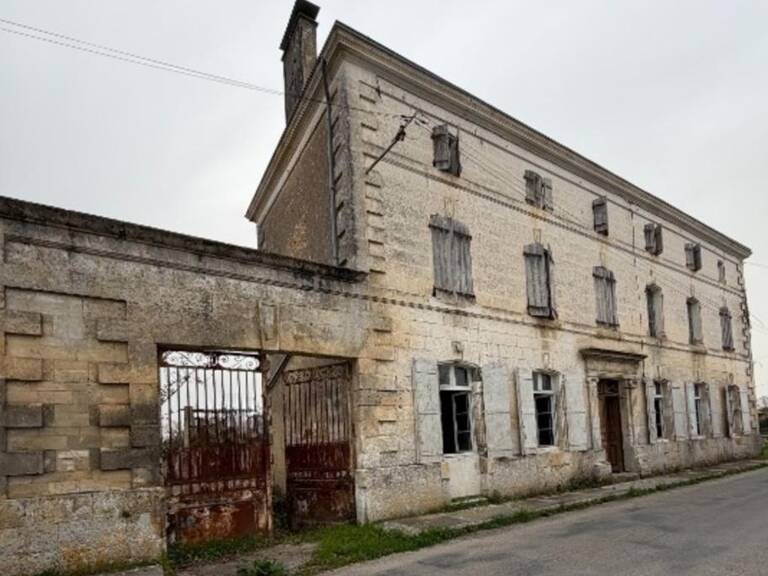 Agris. Maison de 300 m² à finir de rénover — photo 1