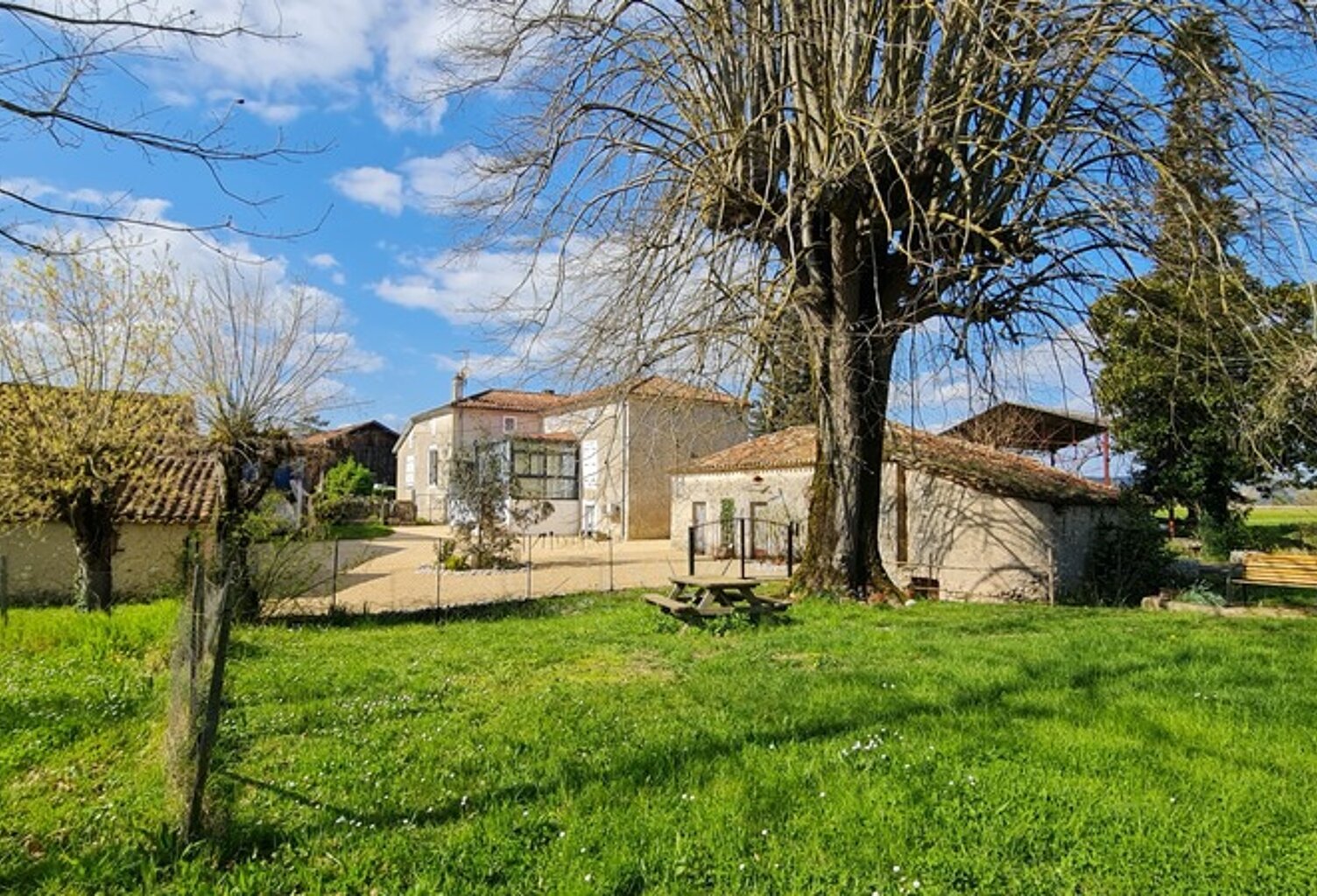 CORPS DE FERME EN PIERRE A PENNE D'AGENAIS (47) — photo 1