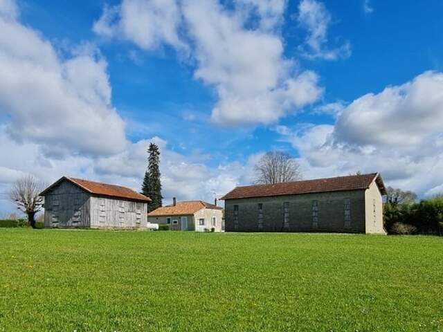 CORPS DE FERME EN PIERRE A PENNE D'AGENAIS (47) — photo du bien