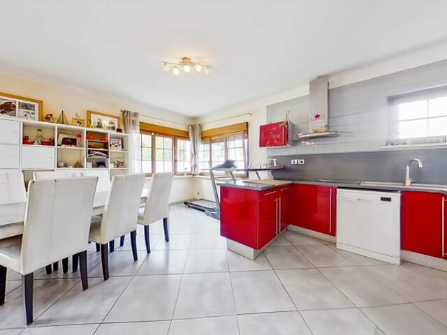 Maison mitoyenne de 97m² avec dépendances de 70m² au sol — photo du bien
