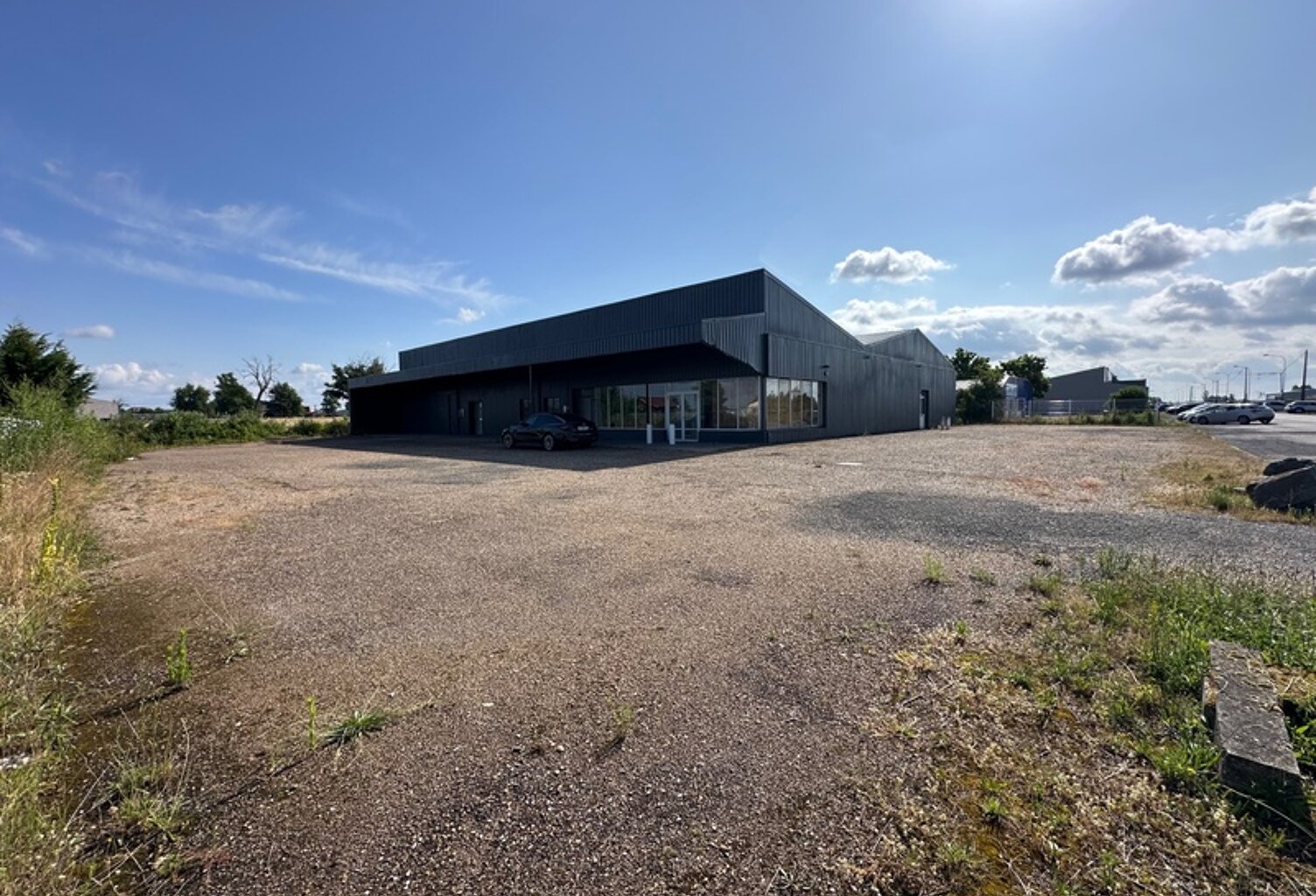 Dpt Saône et Loire (71), à vendre VITRY EN CHAROLLAIS Local commercial de 975m2 toitures et nombreux travaux suite sinistre grêle 06/2022 — photo 1