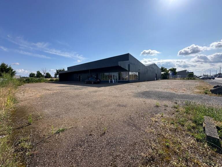 Dpt Saône et Loire (71), à vendre VITRY EN CHAROLLAIS Local commercial de 975m2 toitures et nombreux travaux suite sinistre grêle 06/2022 — photo 1