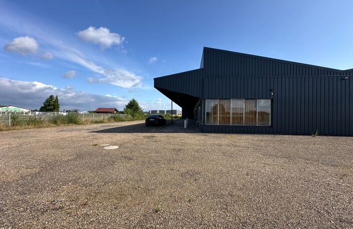 Dpt Saône et Loire (71), à vendre VITRY EN CHAROLLAIS Local commercial de 975m2 toitures et nombreux travaux suite sinistre grêle 06/2022 — photo 2
