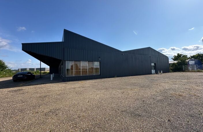 Dpt Saône et Loire (71), à vendre VITRY EN CHAROLLAIS Local commercial de 975m2 toitures et nombreux travaux suite sinistre grêle 06/2022 — photo 3