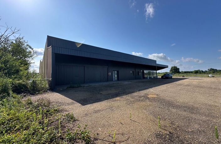 Dpt Saône et Loire (71), à vendre VITRY EN CHAROLLAIS Local commercial de 975m2 toitures et nombreux travaux suite sinistre grêle 06/2022 — photo 4