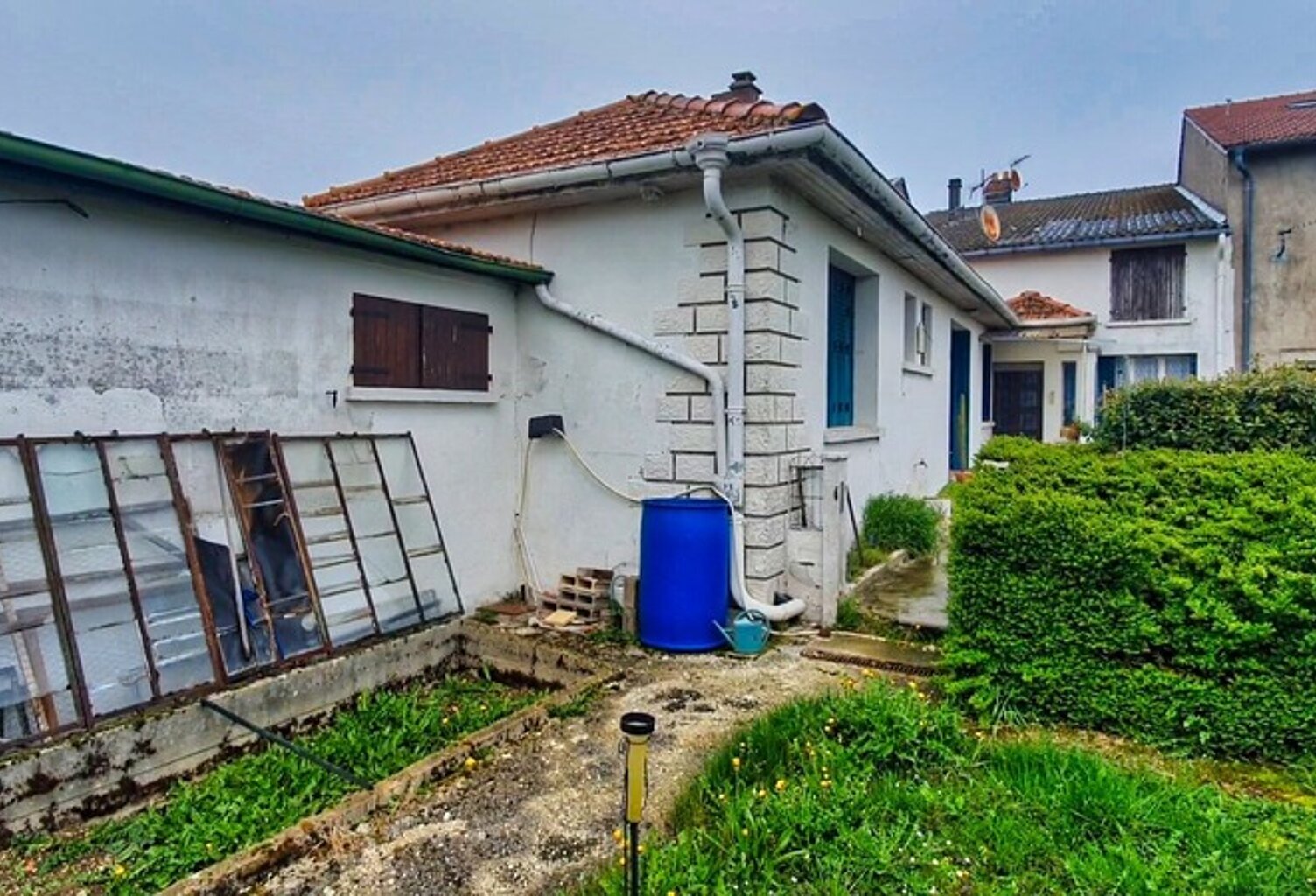 Ensemble immobilier de 220m² avec garage et jardin — photo 1
