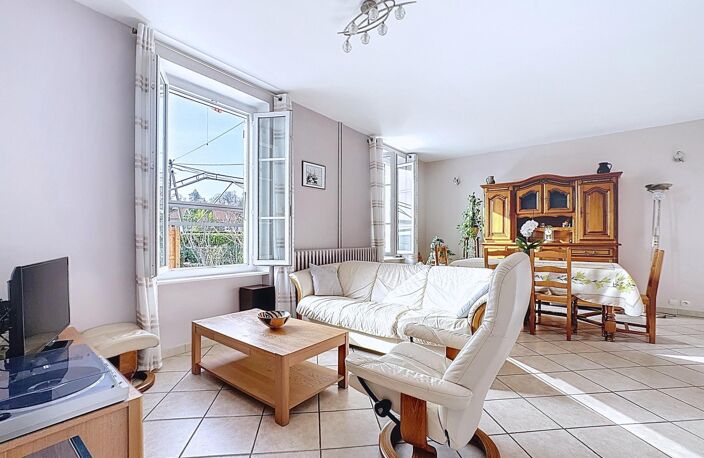 Maison économique, secteur résidentiel, au calme, vue montagnes, — photo 3