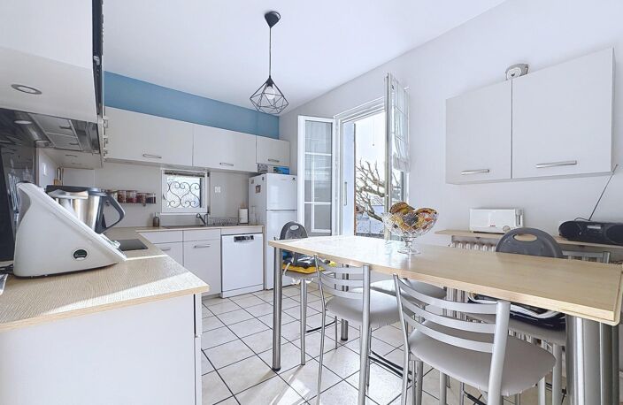 Maison économique, secteur résidentiel, au calme, vue montagnes, — photo 4